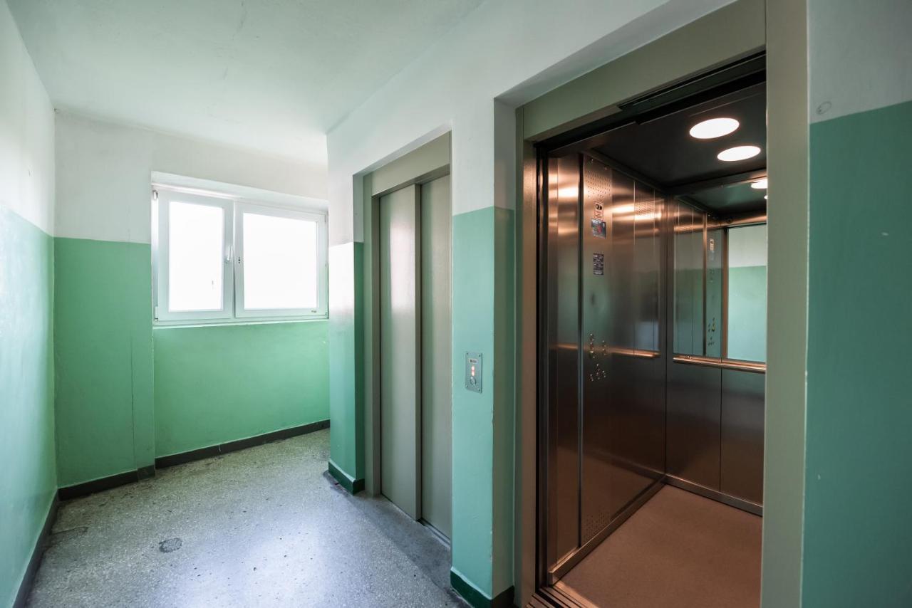 Metro Dworzec Gdanski Elegant Studio Apartment Warsaw Luaran gambar