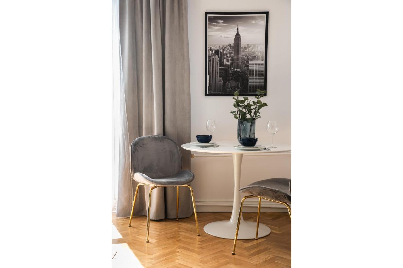 Metro Dworzec Gdanski Elegant Studio Apartment Warsaw Luaran gambar