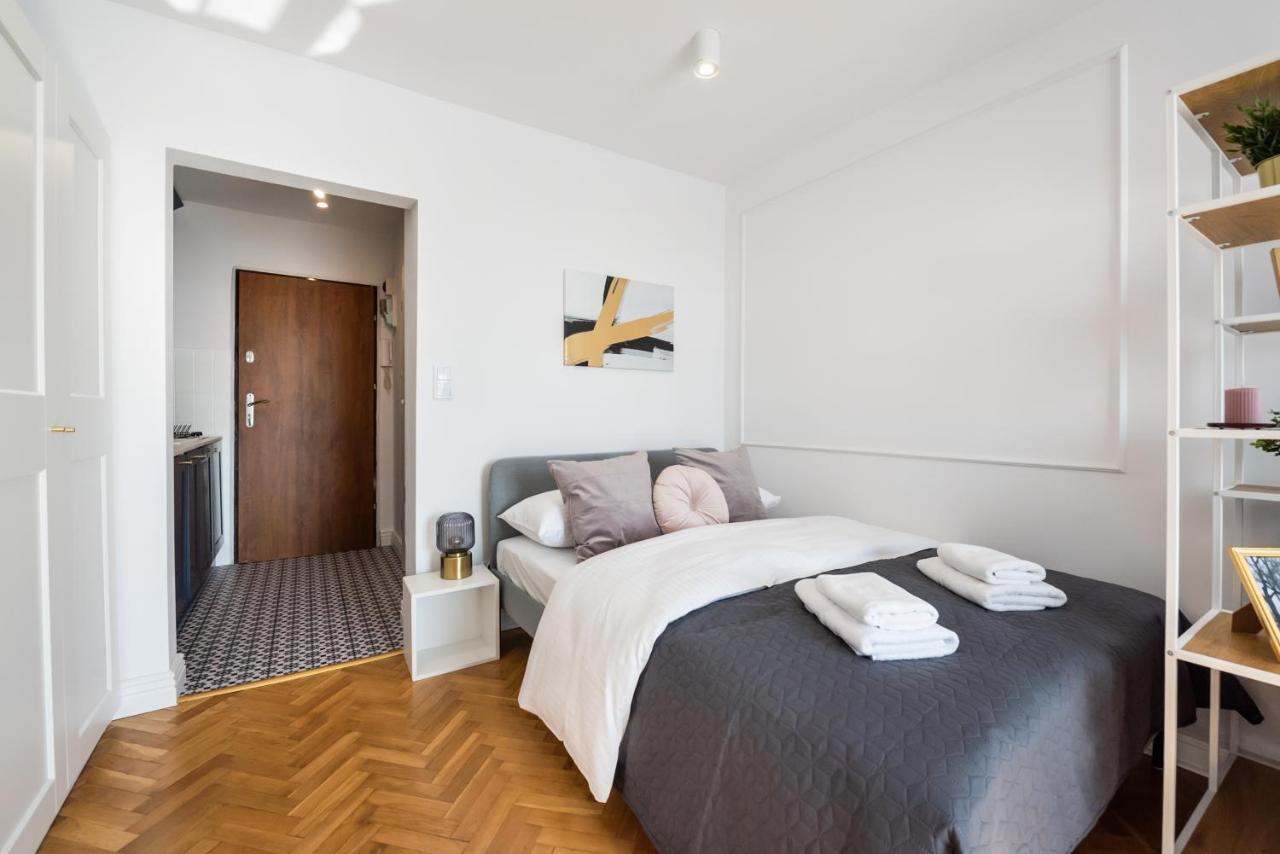 Metro Dworzec Gdanski Elegant Studio Apartment Warsaw Luaran gambar